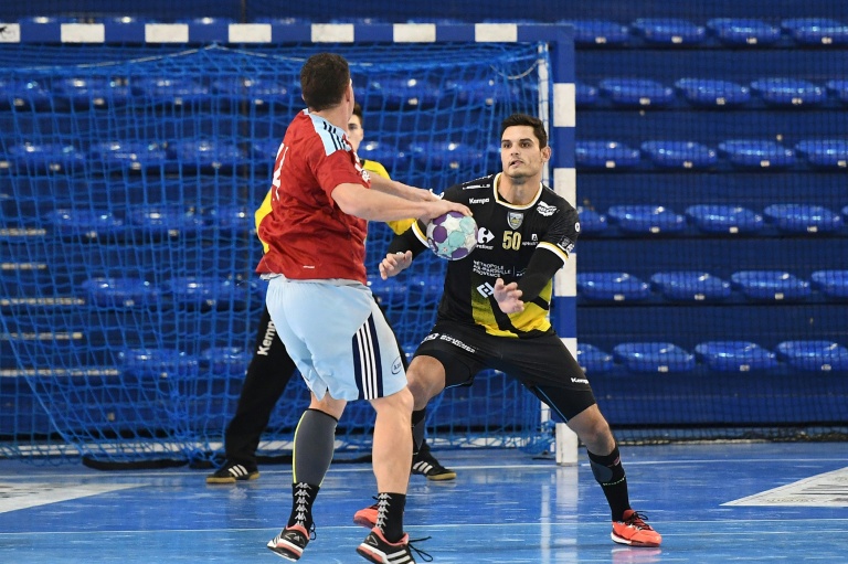 Florent Manaudou (à droite) au duel lors de son premier match officiel de handball avec l'équipe réserve d'Aix-en Provence contre Mougins Mouans-Sartoux le 4 février 2017 à Aix-en-Provence, lors de sa première retraite de nageur entre 2016 et 2019