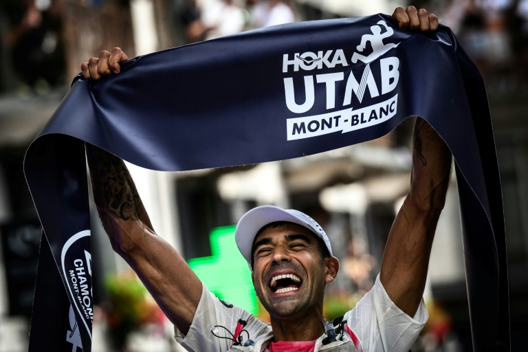 Ben Dhiman célèbre sa victoire à l'Ultra-Trail du Mont-Blanc