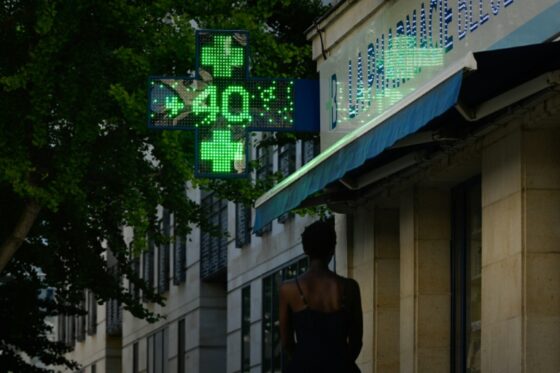 Un panneau indiquant des températures supérieures à 40 degrés en France.