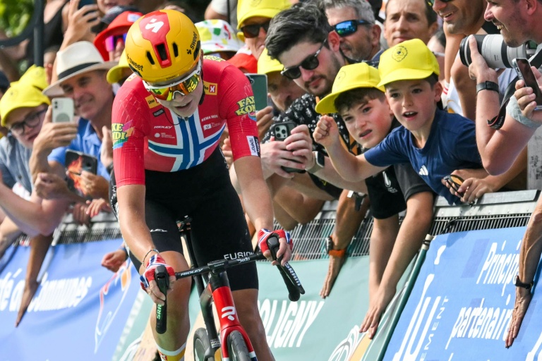 Sigrid Haugset portant le maillot jaune lors du Tour de France Femmes