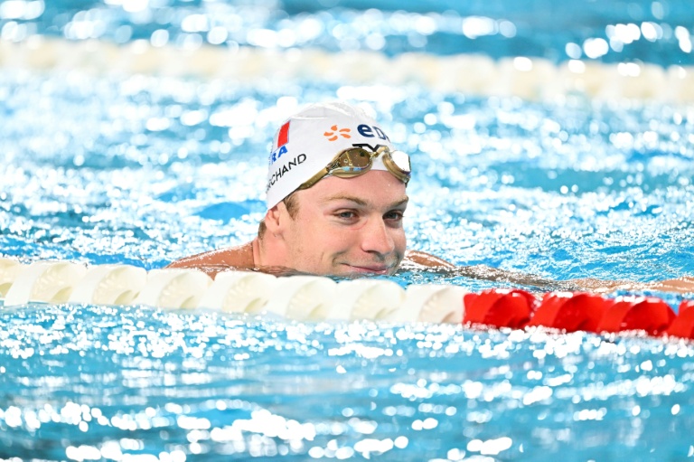 Léon Marchand souriant dans l'eau lors des Championnats d'Europe de natation.
