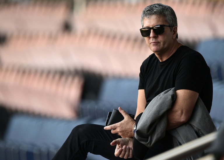 Jorge Messi, père et agent de Lionel Messi, assis dans un stade