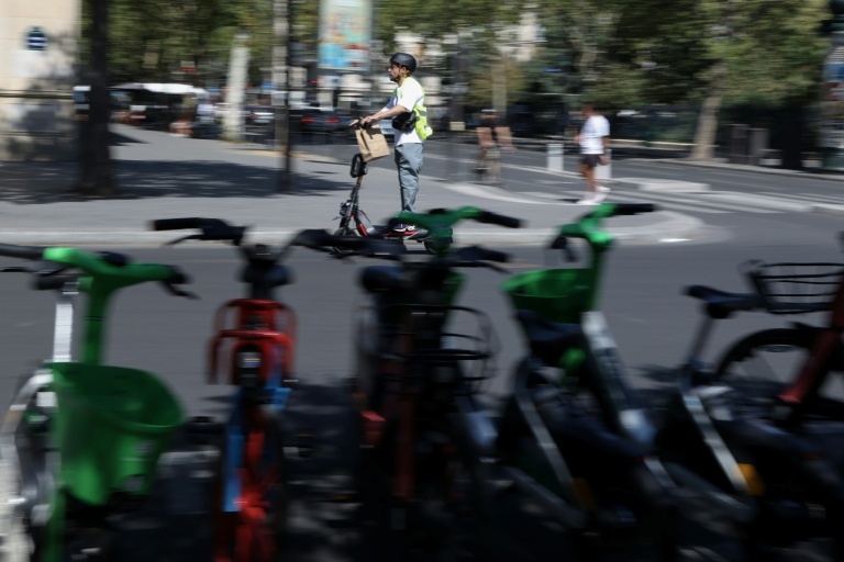 Un homme roule en trottinette électrique dans une rue de Paris, le 11 août 2026