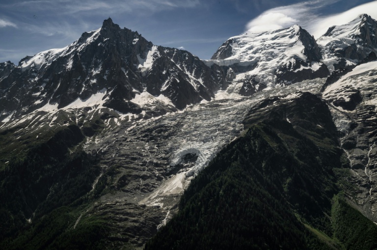 Un trou apparu dans le glacier des Bossons sur le massif du Mont-Blanc à Chamonix en Haute-Savoie le 17 juin 2026