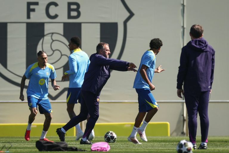 Le coach Hansi Flick dirige une séance d'entrainement du Barça  au centre sportif Joan Gamper à Sant Joan Despi, près de Barcelone, le 17 mars 2026.