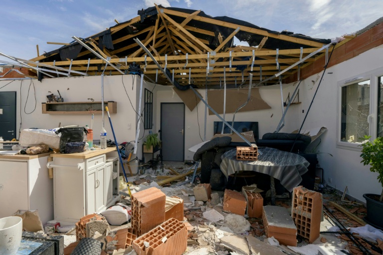 Une maison endommagée par une tornade à Pomas, le 25 août 2026