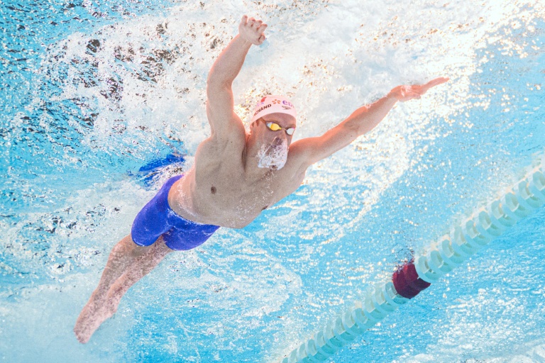 Léon Marchand en pleine action lors de la demi-finale du 200 m papillon.