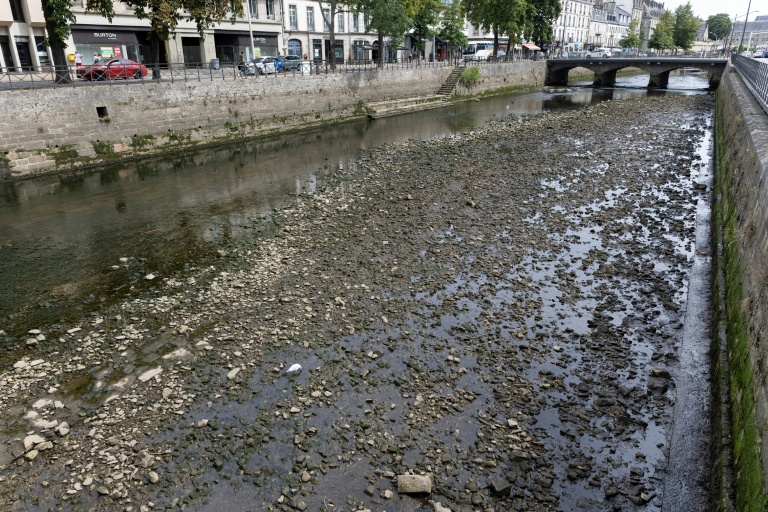 Le lit asséché de la rivière Odet à Quimper, dans le Finistère, le 31 juillet 2026