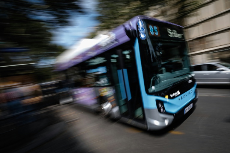 Un bus parisien de la RATP sur la ligne 85 qui va de Saint-Ouen au nord de Paris jusqu'à Chatelet en plein centre de la capitale, le 31 juillet 2026