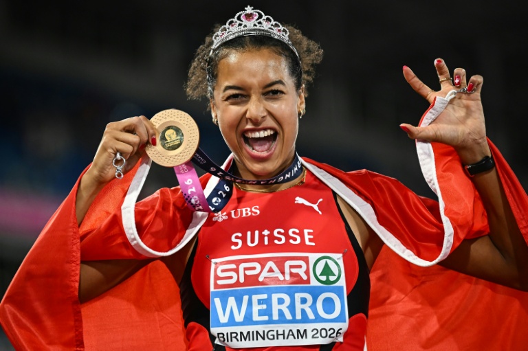 Audrey Werro célébrant sa victoire aux Championnats d'Europe d'athlétisme à Birmingham, avec médaille et couronne.