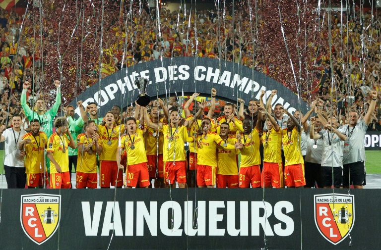 Les joueurs de Lens célèbrent leur victoire lors du Trophée des champions contre le Paris SG, le 16 août 2026 au stade Bollaert de Lens