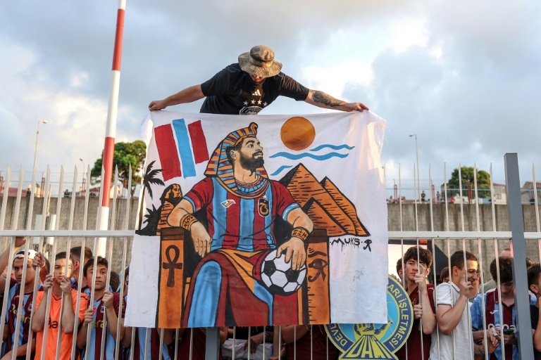 Des supporters de Trabzonspor déploient un portait de Mohamed Salah en pharaon, mercredi à l'aéroport de Trabzon.