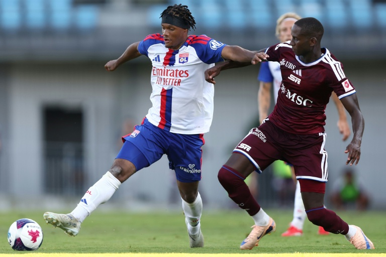 L'ailier belge de l'Olympique Lyonnais, Julien Duranville (g.), face au défenseur latéral bissaoguinéen du Servette FC, Houboulang Mendes (d.), lors d'un match amical de pré-saison, à Bourgoin-Jallieu, le 15 juillet 2026