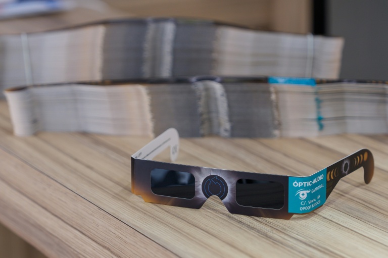 Une paire de lunettes d'observation d'éclipse, certifiées conformes à la norme de sécurité internationale ISO 12312-2:2015, dans un magasin à Burgos, en Espagne, le 2 juillet 2026