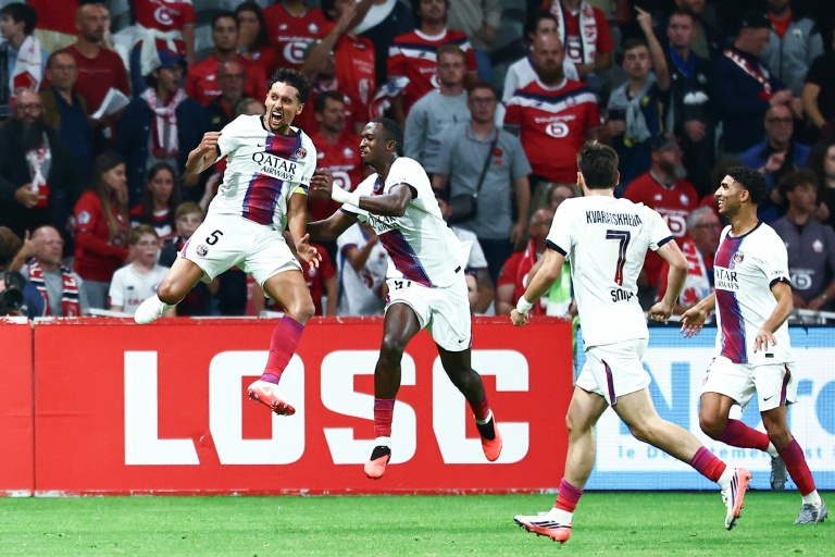 Les joueurs du Paris SG célèbrent leur égalisation contre Lille lors du match de Ligue 1.