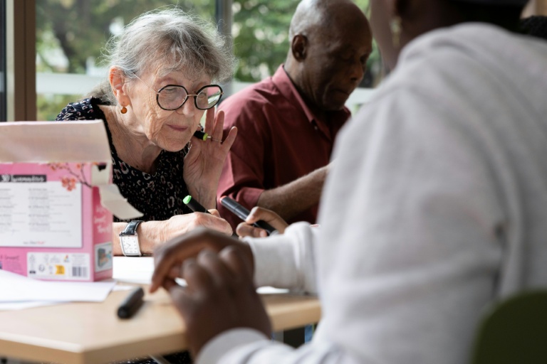 Michèle participe à une activité avec d'autres résidents dans une résidence intergénérationnelle, le 21 août 2026, à Arcueil, dans le Val-de-Marne