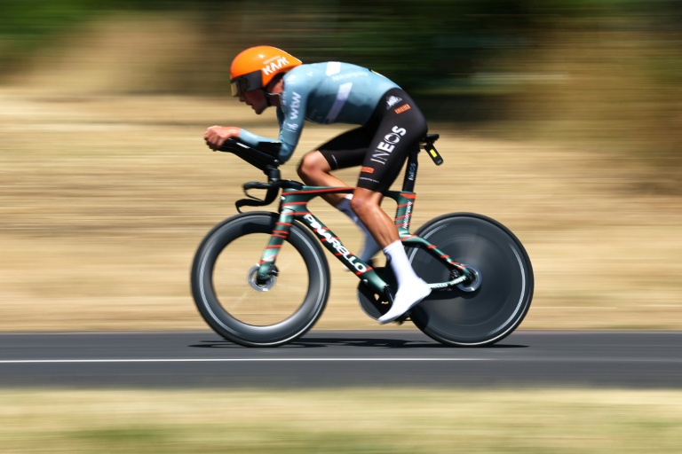 Joshua Tarling aura à coeur de briller lors du chrono inaugural du Tour d'Espagne pour rendre hommage à son frère Finlay, décédé la semaine dernière lors du Tour du Portugal, dans un exercice dont il est spécialiste, en atteste sa dixième place le 21 juillet 2026 dans le contre-la-montre individuel du Tour de France proche du lac Léman