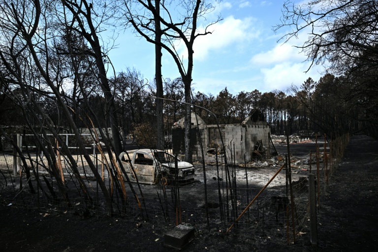 Une voiture calcinée devant une maison détruite par les flammes, le 3 août 2026 au Porge, en Gironde