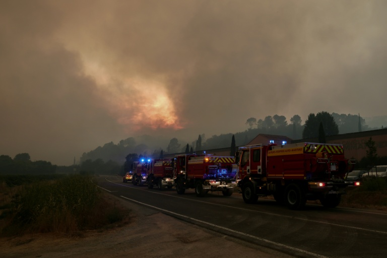 Des pompiers Alpes-Maritimes positionnés près d'un incendie sur commune varoise de Montfort-sur-Argens, le 31 juillet 2026