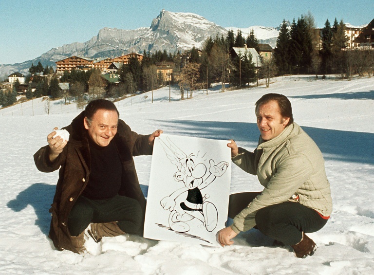 René Goscinny et Morris posent dans la neige avec un dessin d'Astérix