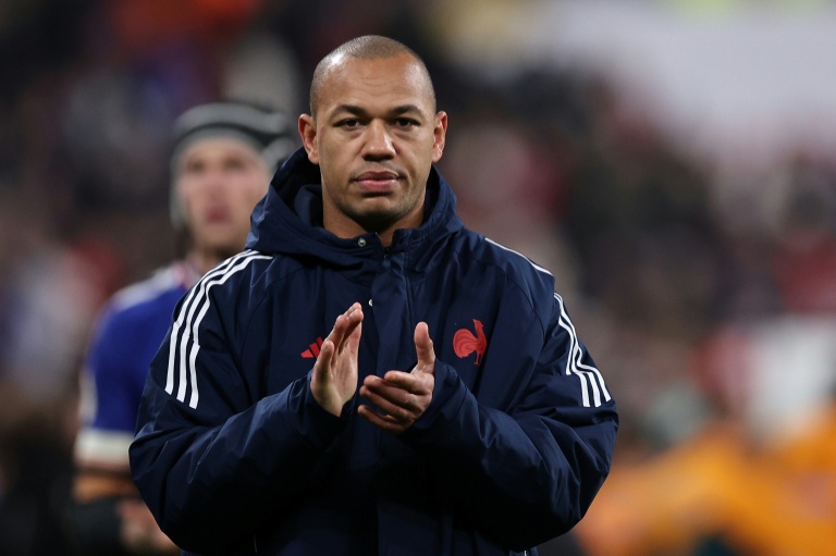 Gaël Fickou applaudit lors d'un match, prêt à relever des défis avec le Rugby Club Toulonnais.