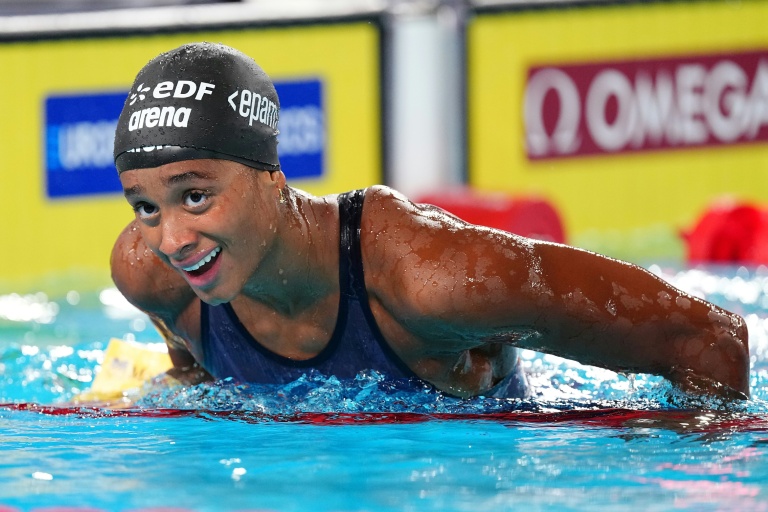Sara Curtis souriante après sa performance au 50 m dos.
