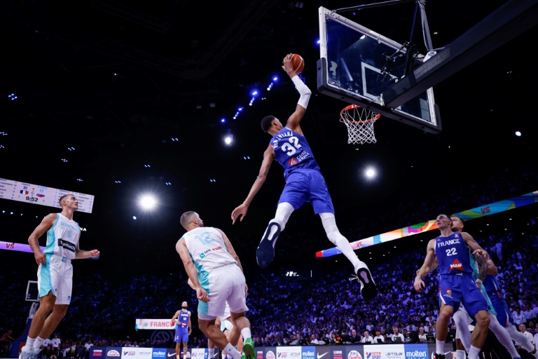 Le dunk de Victor Wembanyama lors du premier match du tour principal des qualifications à la Coupe du monde 2027 entre la France et la Slovénie à Bercy le 27 août 2026