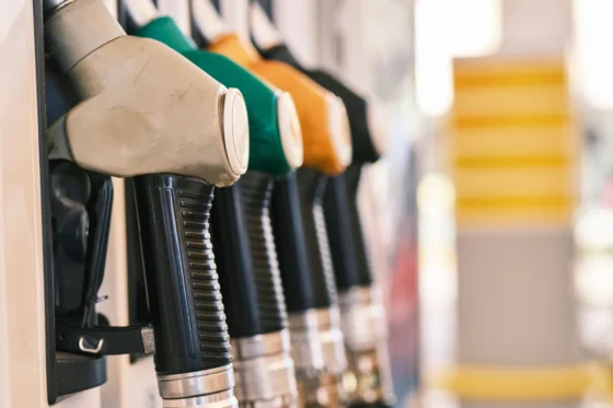 Boîtier éthanol : pistolets de pompe à essence dans une station-service