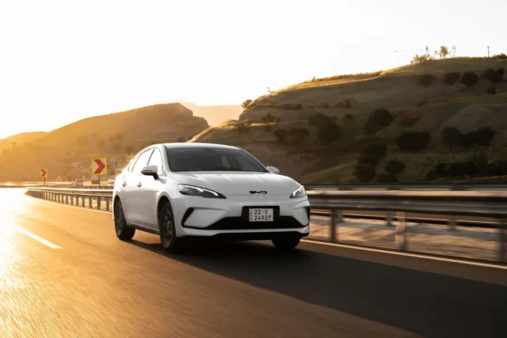 BYD avis : berline électrique sur route, illustration de la gamme du constructeur chinois