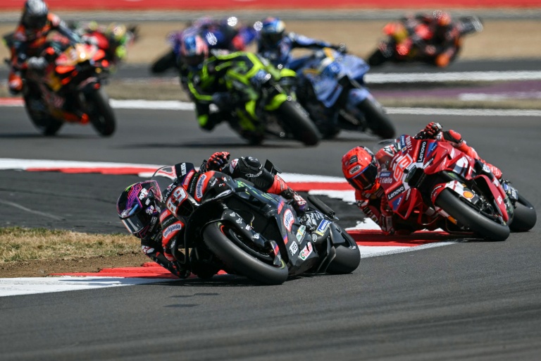 Jorge Martin (à gauche) devant Marc Marquez dimanche lors du GP de Grande-Bretagne de MotoGP à Silverstone, en Angleterre.