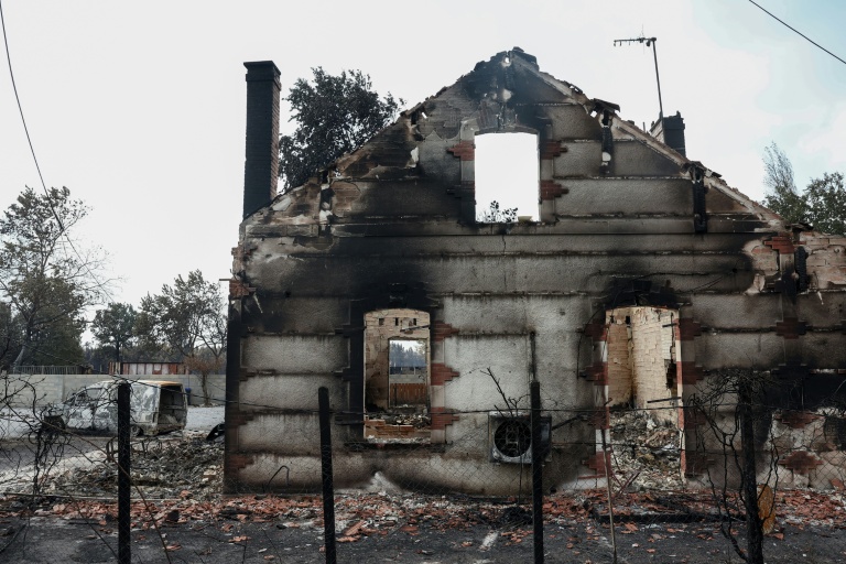 Une maison ravagée par les flammes entre Lège-Cap-Ferret et Marcheprime, à l'ouest de Bordeaux, le 26 juillet 2026