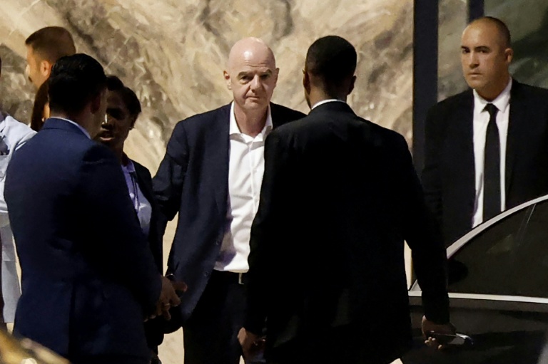 Gianni Infantino (C) quitte le stade Al-Madina à Rabat après avoir assisté au match de Coupe des nations d'Afrique femmes entre le Malawi et la Zambie, le 5 août 2026