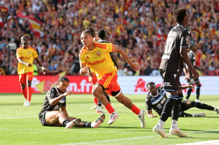 Le jeune défenseur français du RC Lens Ismaëlo Ganiou célèbre son but lors de la large victoire de son équipe contre Auxerre (5-2) pour la première journée de Ligue 1, le 22 août 2026 à Lens