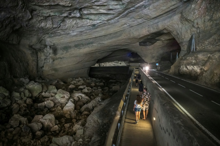 Des visiteurs dans la grotte du Mas d'Azil, en Ariège, le 5 août 2026