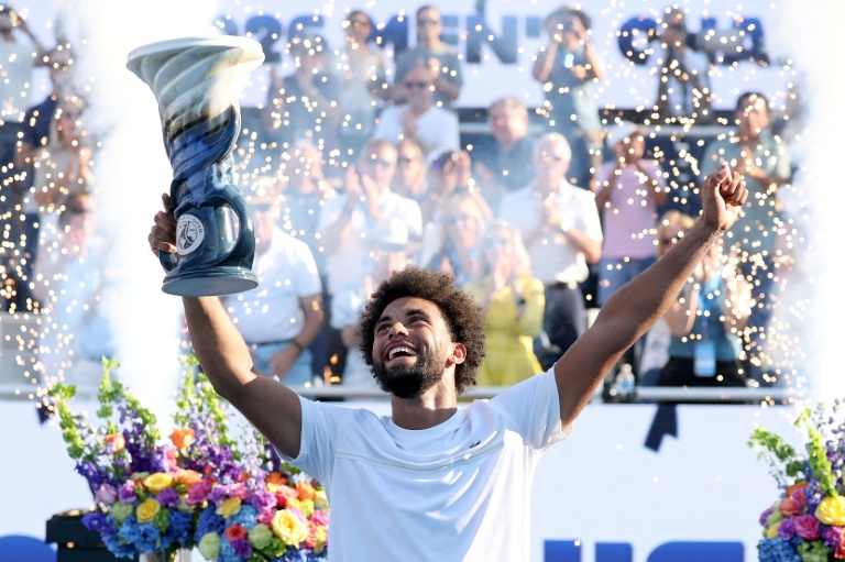 Arthur Fils célébrant sa victoire au Masters 1000 à Cincinnati