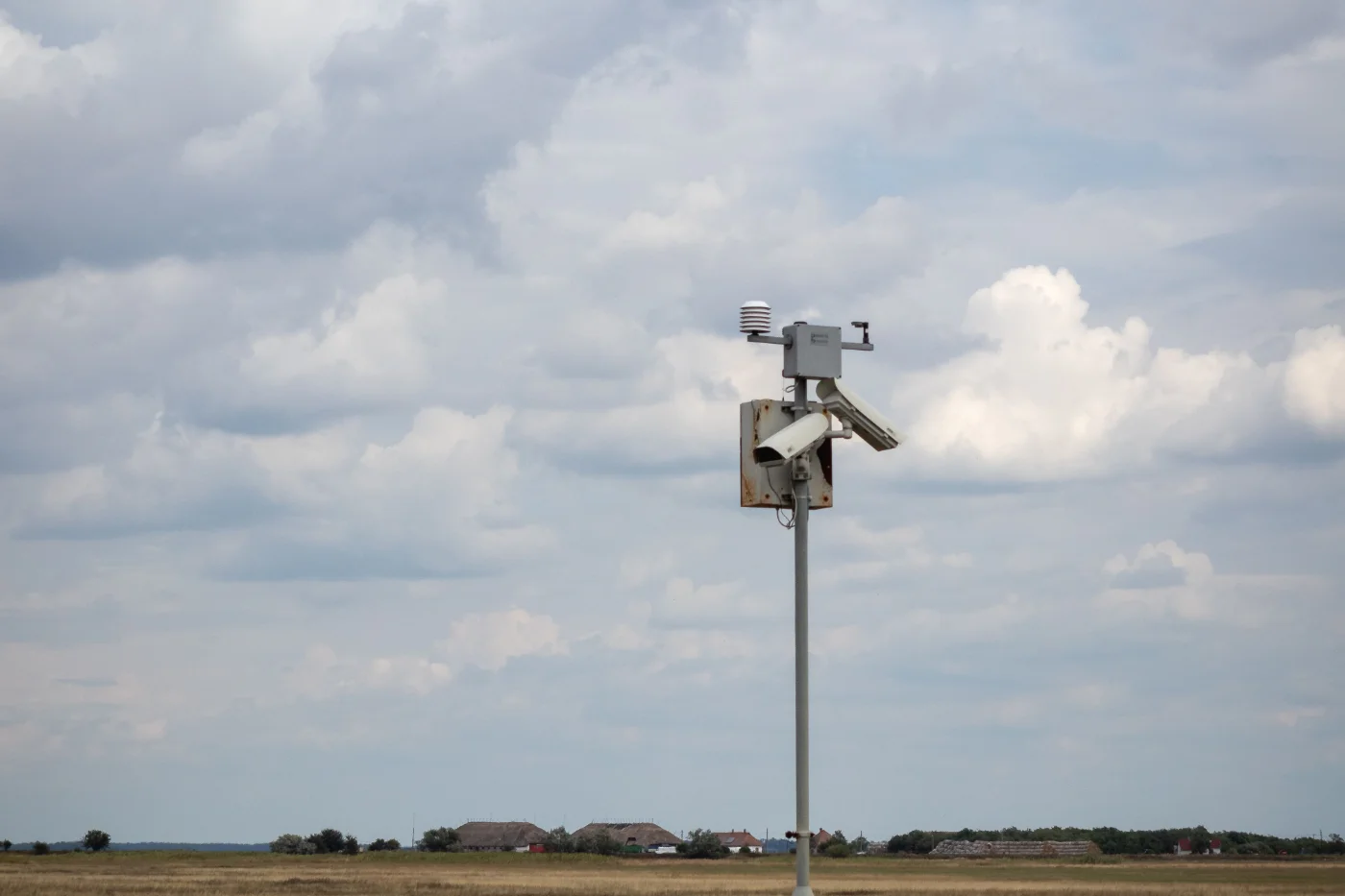 Contester une amende : radar routier au bord d'une route de campagne