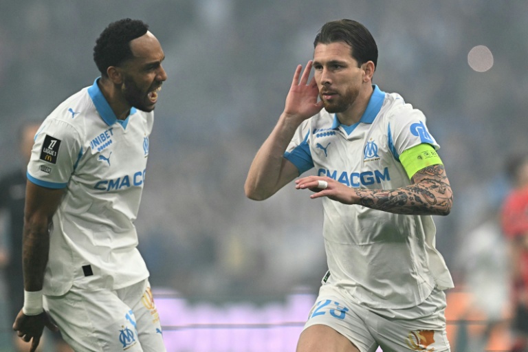 Le milieu de terrain danois Pierre-Emile Hojbjerg (D), avec le brassard de capitaine, et l'attaquant Pierre-Emerick Aubameyang, le 17 mai 2026 lors d'un match de Ligue 1 au Vélodrome