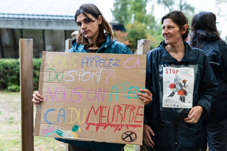 Manifestation contre la chasse au gibier d'eau dans les marais d'Harchies, une zone naturelle protégée belge, le 21 août 2026 à Bernissart dans le sud-ouest du pays