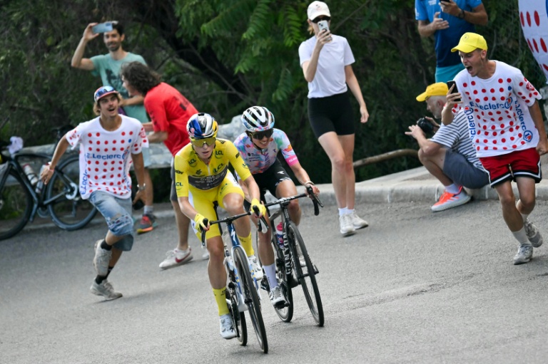La Néerlandaise Demi Vollering face à la Polonaise Katarzyna Niewiadoma, derrière elle, sa principale rivale pour le titre. La maillot jaune a finalement pris le dessus, à l'occasion de la 9e et dernière étape du Tour de France Femmes qui lui a offert un second sacre, le 9 août 2026 à Nice