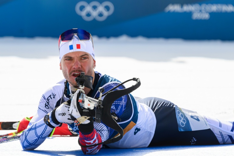 Le Français Émilien Jacquelin au tir lors de l'épreuve masculine de poursuite de biathlon sur 12,5 km, dans le cadre des Jeux olympiques d'hiver de Milan-Cortina 2026, à Anterselva, le 15 février 2026