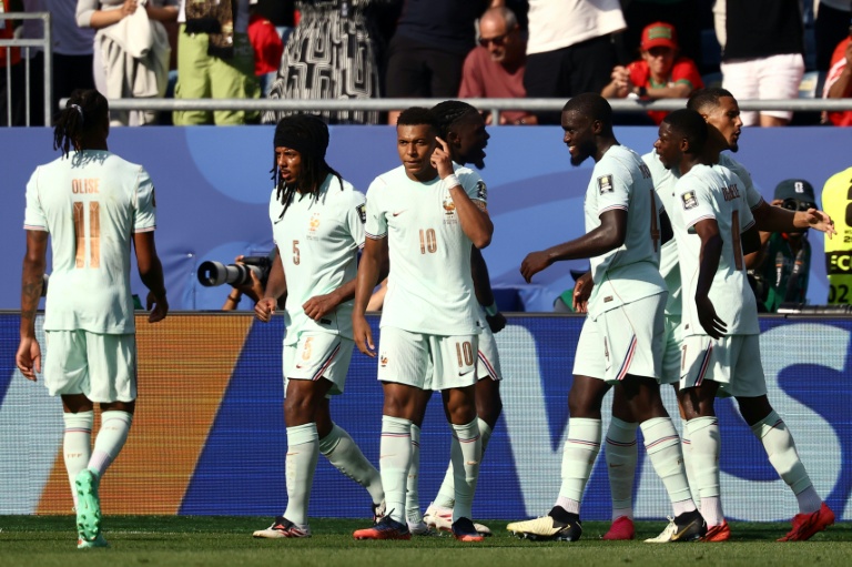 L'attaquant français Kylian Mbappé célèbre au milieu de ses coéquipiers après avoir ouvert le score lors du quart de finale de la Coupe du monde 2026 contre le Maroc (2-0) à Foxborough, le 9 juillet 2026