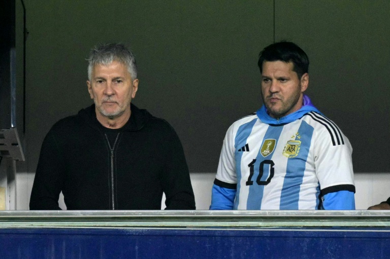 Jorge Messi et Celia Cuccittini regardent un match de football