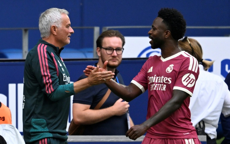 Jose Mourinho affiche une certaine complicité avec l'attaquant brésilien Vinicius Junior lors d'un match de présaison contre Schalke 04 à Gelsenkirchen, le 16 août 2026