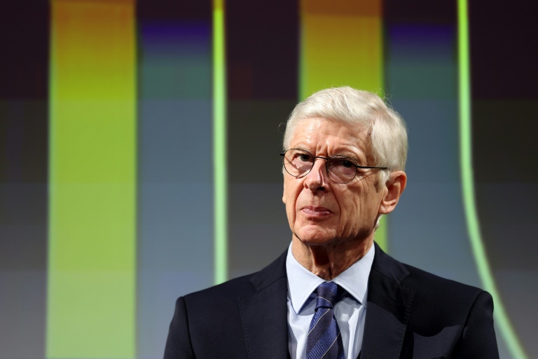 Arsène Wenger, directeur du développement du football mondial à la FIFA, intervient lors d'une table ronde au John F. Kennedy Center for Performing Arts, le 4 décembre 2025, à Washington