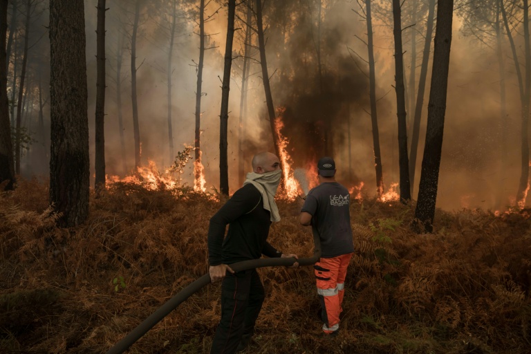 Des bénévoles aident les pompiers à lutter contre un incendie de forêt à Lanton, le 29 juillet 2026