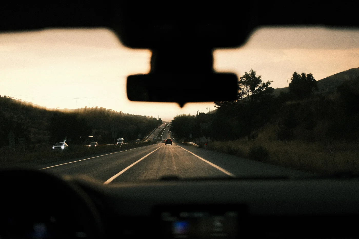 Dashcam : vue de la route à travers le pare-brise d'une voiture