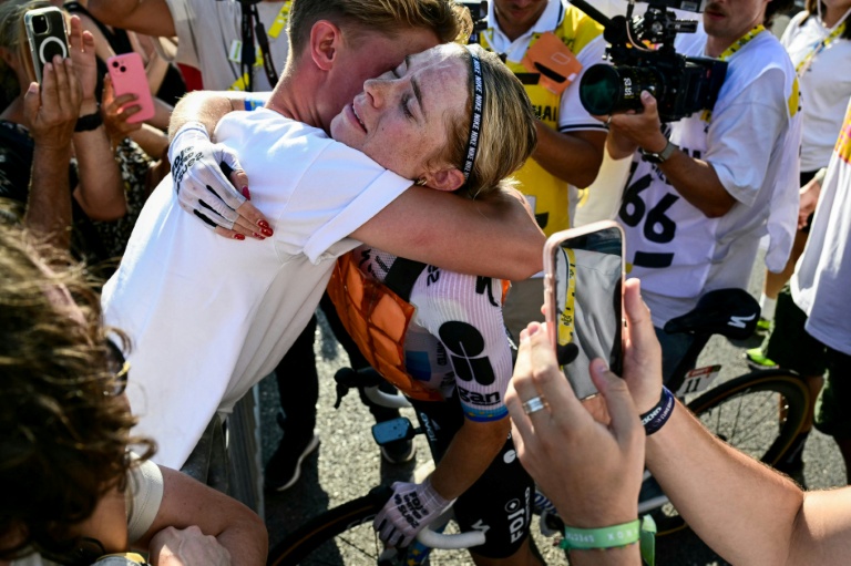 Demi Vollering félicitée par son compagnon après sa victoire dimanche au Tour de France à Nice.