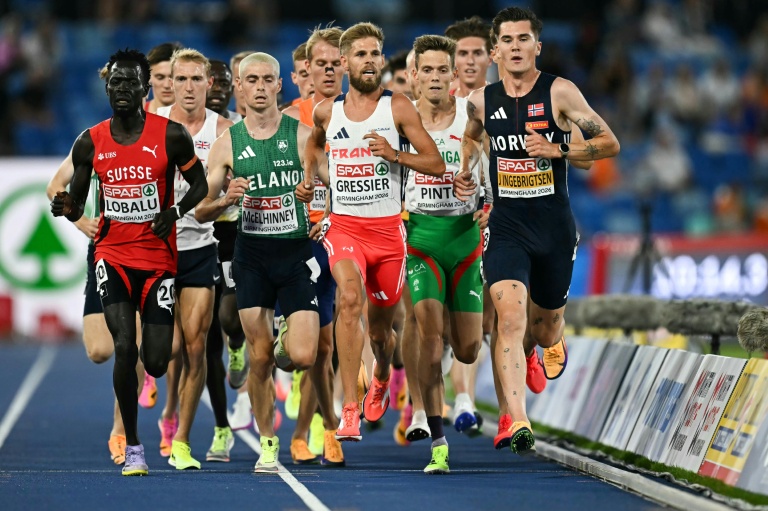 Jimmy Gressier mène le train devant ses concurrents dont le Norvégien Jakob Ingebrigtsen à mi-parcourt de la finale du 5000 m aux Championnat d'Europe d'athlé de Birmingham, le 10 août 2026