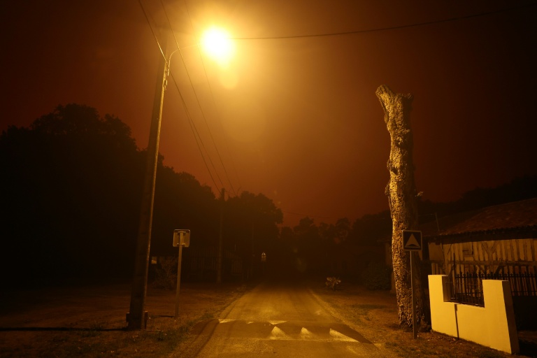 Un incendie de forêt fait rage près de Luglon, dans les Landes, le 13 août 2026