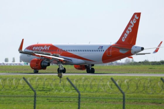 Un avion EasyJet atterrissant sur le tarmac en France.